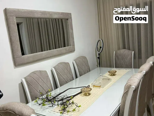 سفره للبيع330 دينار تفصيل خشب زان كلفت 1100 استعمال خفيف جدا ما فيها ولا نقرة مع لوح زجاج