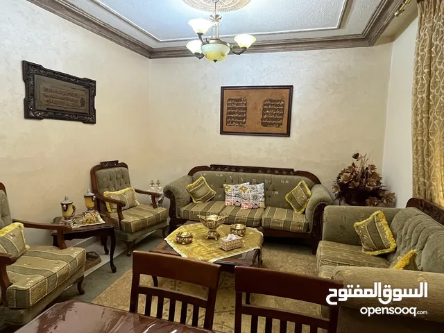 غرفة جلوس كامله مع طاولة سفرة بوضع ممتاز للبيع بسعر مغري