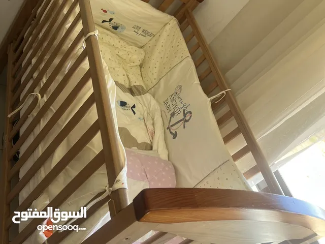 سرير طفل و كرسي اكل