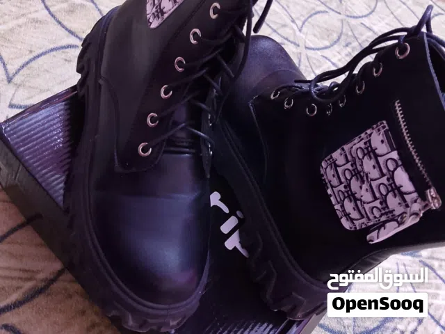 بوت نسائي جديد