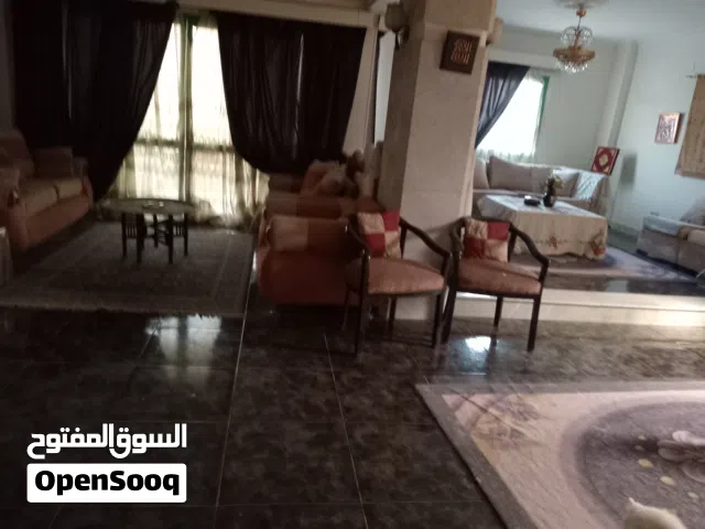 شقة للبيع من المالك مباشرا في منطقة راقية بالمقطم الهضبة العليا 180متر