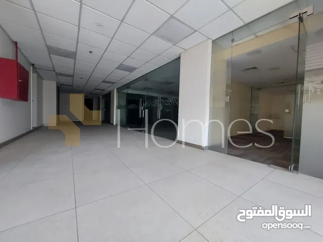 معرض بموقع مميز للبيع شارع عبدالله غوشه ، بمساحة 682 م