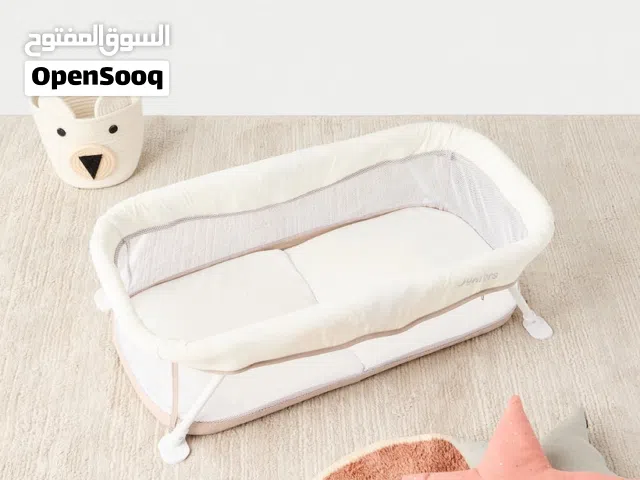 سرير سفر قابل للطي من جونيورز. لون ابيض وفيه لون بيج