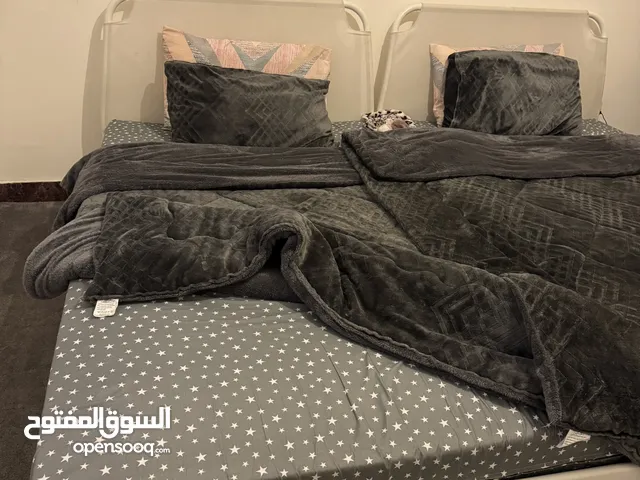 تخت عدد 2 مفرد ونص مع فرشاتهم للبيع