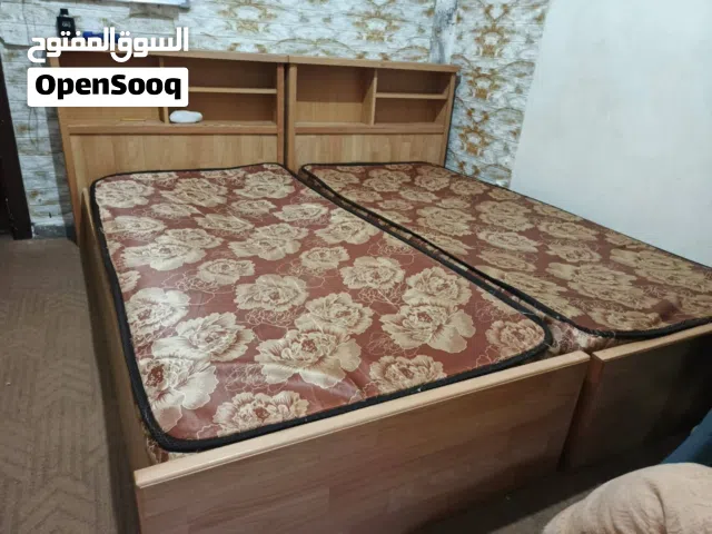 باقي فيهم تخت واحد مفرد خشب بحالة الوكالة مع فرشة بسعر حرق 40 دينار للبيع المستعجل