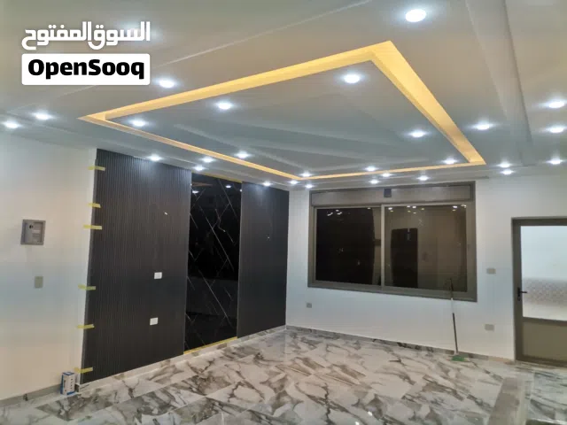 رووف دوبلكس 220 م مع ساحه كبيره 80م للبيع جنوب دوار اللوازم وغرب المستشفى التخصصي