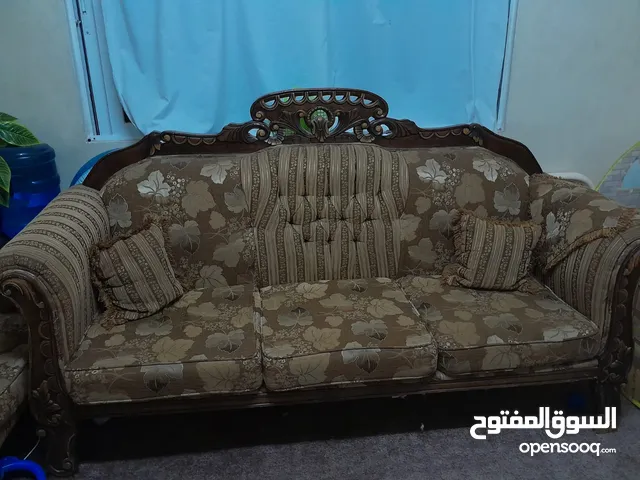 طقم كنب 7 مقاعد بحاله ممتازه للبيع بسعر مغري