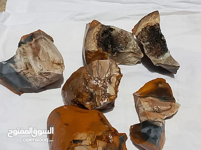 احجار اسود لامع طبيعي _ نادر الشكل لمحبي التميز