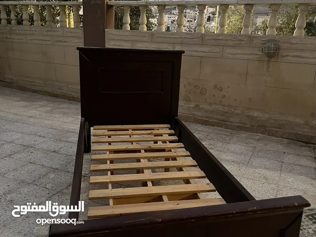 سرير خشب زان مفرد لون بني بحاله ممتازة