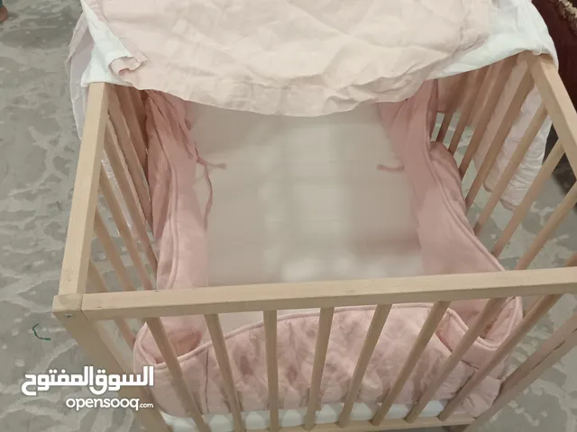 سرير طفل 10bd شبهه جديد مع مترس قمة في النظافة يوجد لون وردي واخر كحلي قمة النظافة