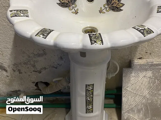 مغسله كامله هيه وخلاطها نضيفه جدا