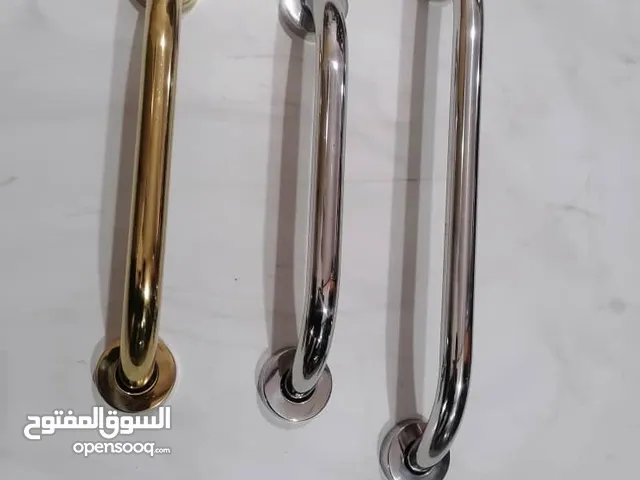 مقابض الأبواب والمناشف