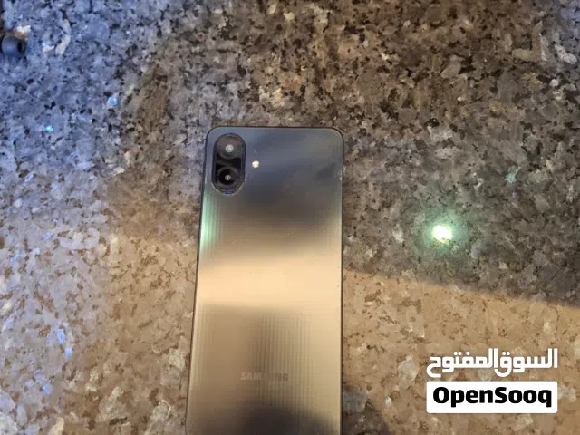 متوفر سامسونج a07 مع جميع ملحقاته للبدل على ايفون وقابل للتفاوض بالسعر للبدل على ايفووون