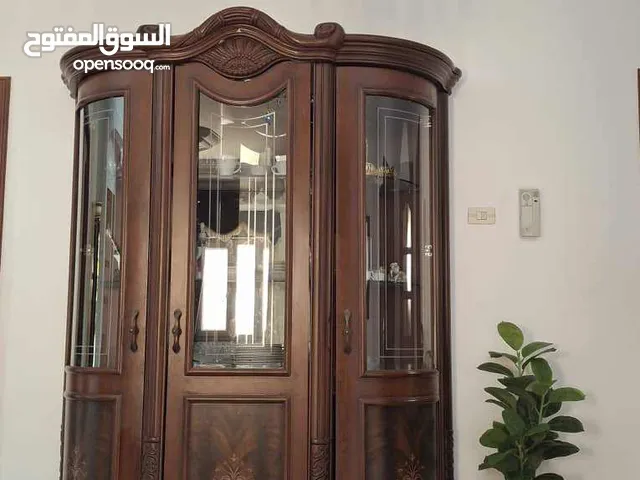 طاولة سفرة بكراسيها و بوفيه كبير زي ما موضح في صورة