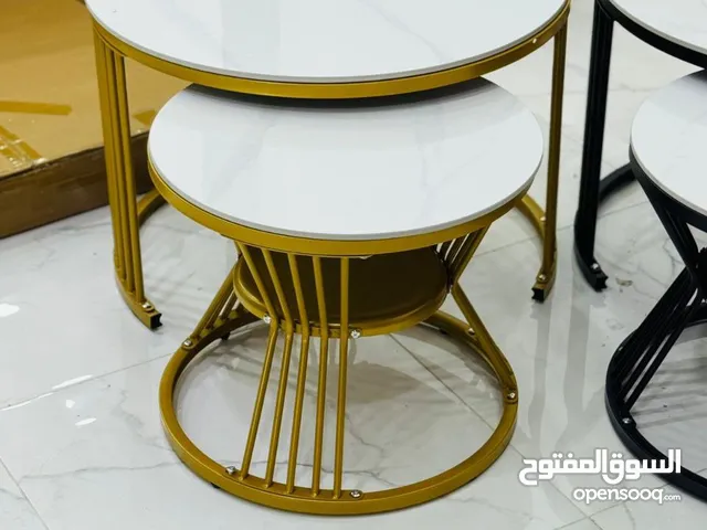 طاولات جرانيت وسط مع إضافة لمسه جمال المرأة الرائعة