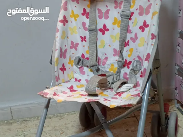 عرباية اطفال بحالة ممتازة باللون الابيض واللون الوردي ومزركشة  استعمال خفيف جدا سهلة الفتح والتخزين