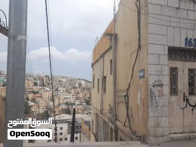 عمارة  تتكون من اربع طوابق كل طابق يحتوي ع شقة مع مخزنين تجاريين ع الشارع