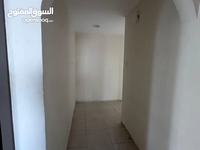 شقة للايجار الشارقة _غرفتين و2حمام وصالة ومطبخ وبلكونه