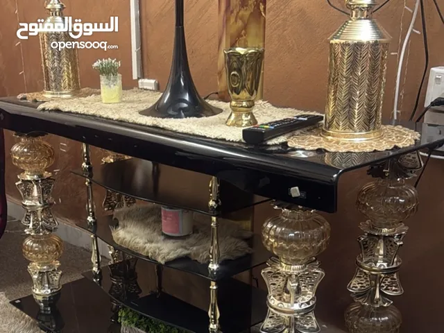 شاشه تلفاز وبردايه وموكيت وفرشه سرير زوجي