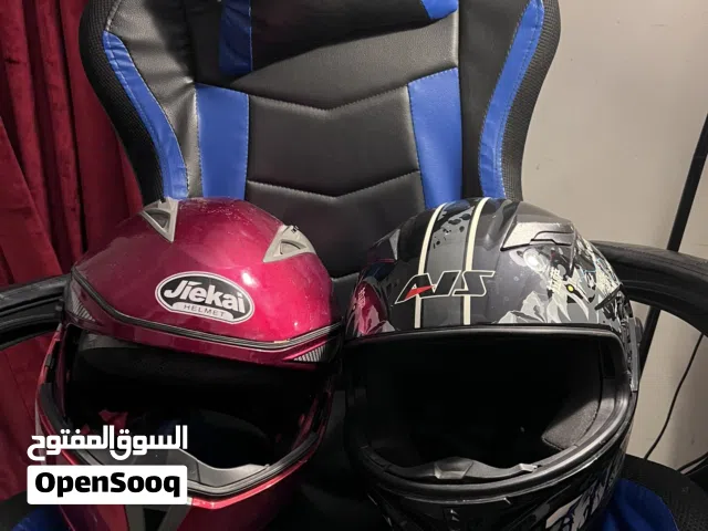 خوذة دراجة نارية مستعملة بحالة جيدة مركبة للسلامة والأمان