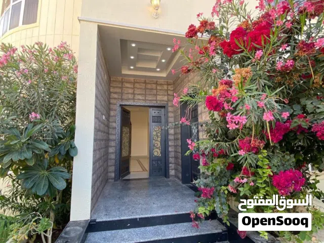 فيلا راقيــــة للإيجار في المعبيلة الثامنة VIP