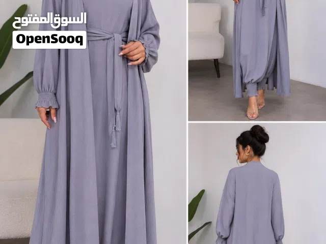 طقم نسائي أنيق باللون الرمادي الهادئ، مكون من فستان طويل مع كارديغان