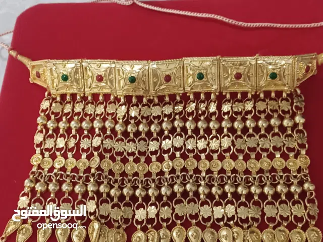 عقد تراثي فاخر مزين بأحجار خضراء وحمراء