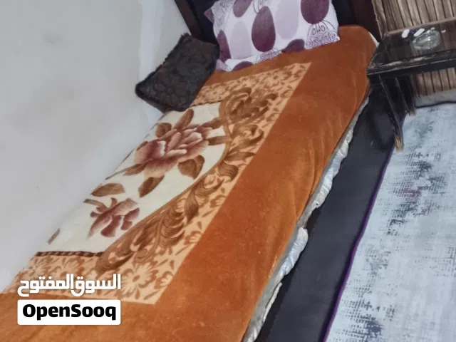 تخت مفرد خشب مع فرشة زمبرك ضغط عالي شبه جديد للبيع مع سجادة تركية