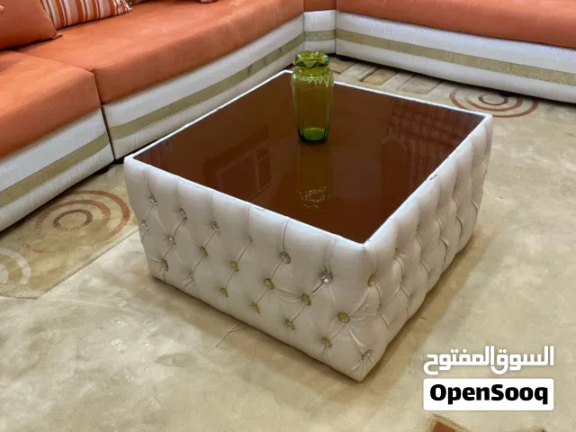 للبيع كنب مجلس 4*4 فخم شبه جديد مع الطاولات 2 ستائر للحاجة للغرفه