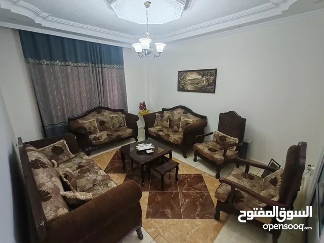 طقم كنب بـ9 مقاعد مع طقم طاولات (1 كبيرة + 3 جانبية صغيرة)