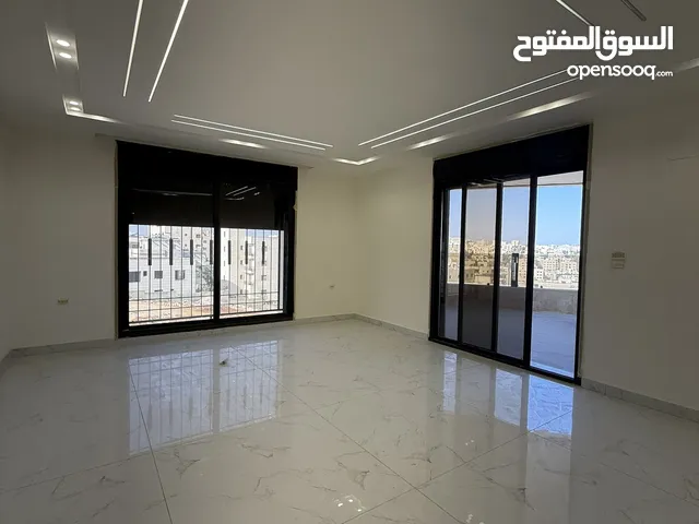 شقة طابق ارضي معلقة بمساحة 216 متر بأجمل مناطق البنيات