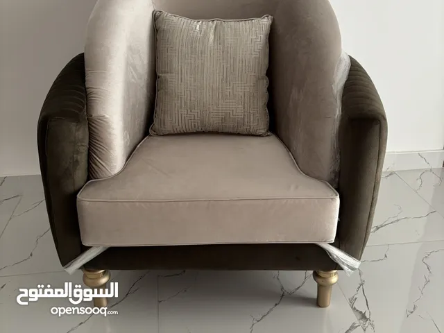 للبيع كرسيين (غنفتين) بتصميم حديث و جميل جداً