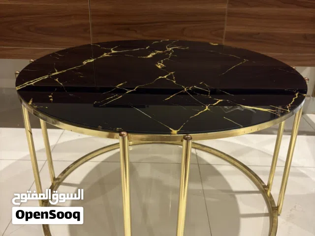 طاوله جميله سوداء مرصعه بالذهبي