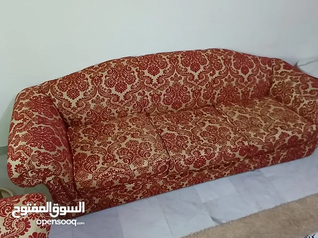 طقم كنب 7 مقاعد بحالة ممتازة جداً للبيع بسعر مغري