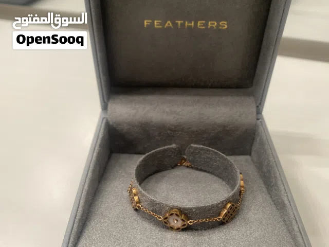 اكسسوارات ماركة FEATHERS الإماراتية – طقم (إسوارة + قلادة) لون ذهبي وردي