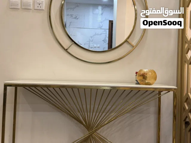 اثاث كنب رسمي مع طاوله فخمه وستارتين