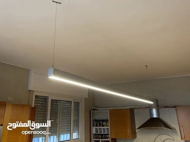 ثريا طولية متدلية LED بطول 3 متر شبه جديد ومجهزة بتوصيلات تعتيم Dimming