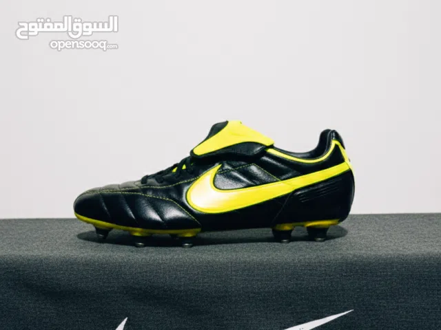 حذاء نايك اسود بسامير الاصلي والدليل الكود مستعمل قليل