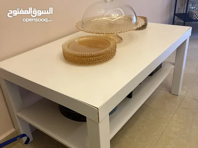 طاولة ايكيا لون ابيض بحالة ممتازة للبيع