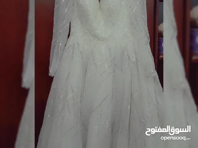 بدلة عرِس فخمة جداً للبيع فيها شاحط وتطريز يدوي كامل!