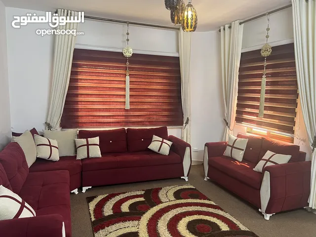 طقم كنب خشب سويد سماكة 2،5 سم 9 مقاعد للبيع وطقم برادي زيبرا عدد 3 نفس لون الكنب وسجادة لون خمري