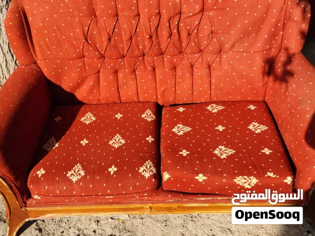 طقمين كنب في حالة الوكالة اسفنج جديد وقماش جديدودهان جديد ولا نقرة ولا خدش وربنا يبارك لصاحب النصيب
