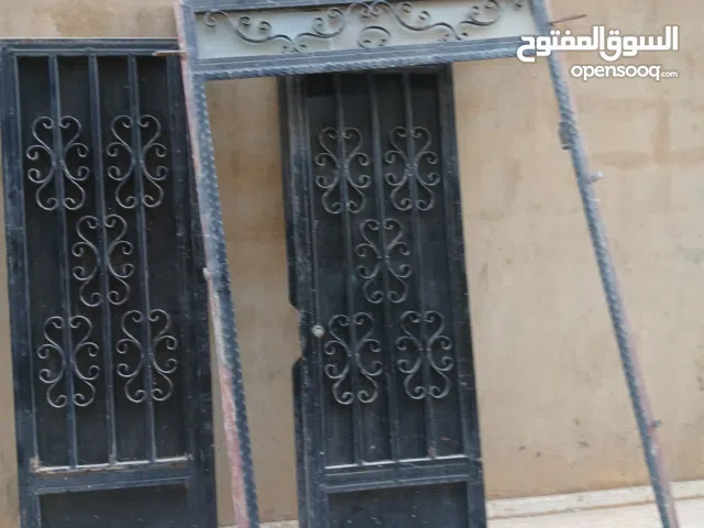 باب حديد مستعمل يحتاج إلى صيانه بسيطه