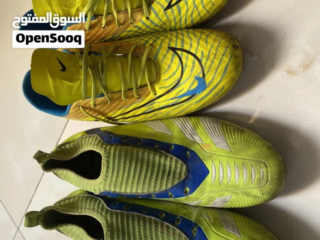 زوز احذيه كره قدم حالتهم كويسه السعر 150 او لو عندك شي تبدل بيه مش شرط يكون حداء أي شيء
