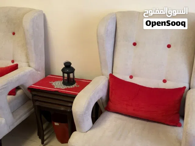 طقم كنب 7 مقاعد غرفة ضيوف مع طاولات وبراويز وستارة ومفارش وسجاده غرفة كامل للبيع للتواصل