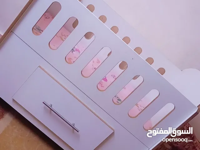 تخت بيبي مستعمل للبيع ولا فيه اي خدش ولا كسر بحالة ممتازه من عمر يوم لعمر 4 سنوات