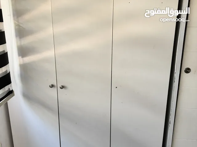 خزانتين لون ابيض للبيع بحالة الجيد جدا