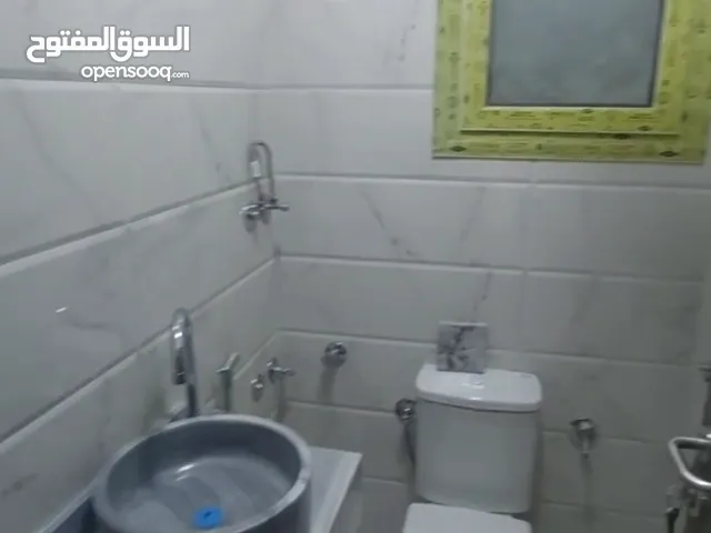 شقة مميزه بحلوان غير مجروحه وبحرية ،