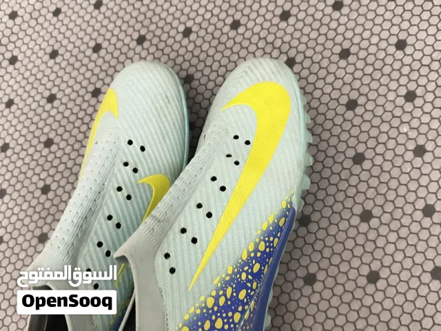 سبيدرو كوره جديد لأنه مش مستعمل حاجه نظيف وجديده مقاسه 40 41 حاجه نظيفه وسعره يحقله بسم الله مشالله