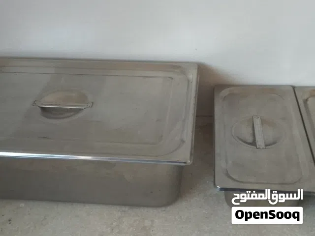 عدات مطعم ثلاجه و شوية و بنيو ماريا صغير وبنيو ماريا كبير و قلايه  واتنين فسكيات العمق 20سنتي